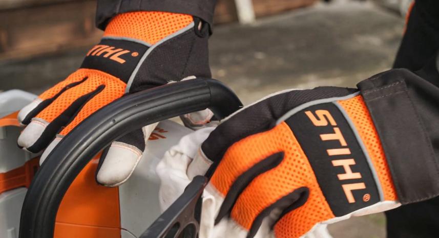 Close-up van een STIHL MSA 120 accukettingzaag